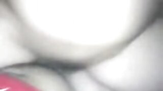 Blondinka, ki uživa v lizanju sperme