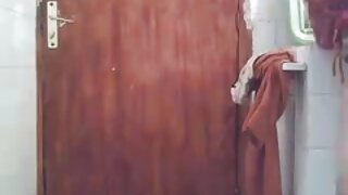 Svojo hčer je dal na tla