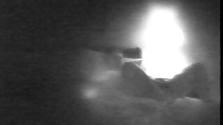 Liže svojo punco na kavču