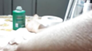 Moški pritiska svojo hčer v postelji