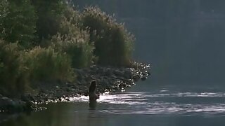 Moški je položil ženske v posteljo