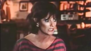 Mlado dekle dvigne in liže