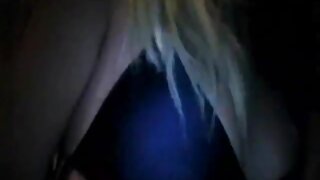 Blondinka se ljubi z dvema fantoma