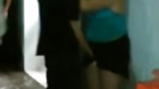 Kurba z belo podvezico