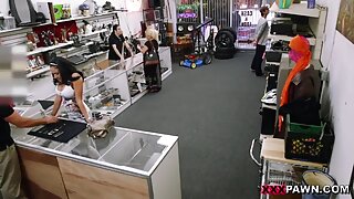 Črna analna luknja mlade črnkinje Sarah Banks z ogromnim kurcem