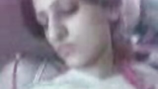 Svoj kovček je stisnila na mizo