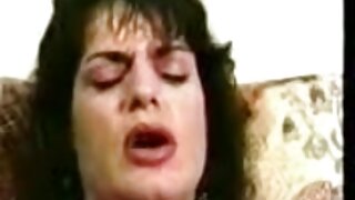 Dekleta cum v postelji z vodenjem ljubezni