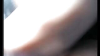 Blondinko je vzel v naročje