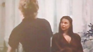 Pogledala je deklici v oči, ko je pikala