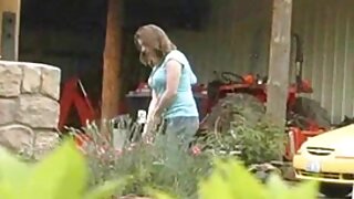 Moški je ujel ljubko drevo s cigareto in se lotil njene vzgoje