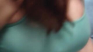 Rdeče hlačke zrela ženska