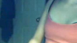 Majhne joške daje njenemu ljubimcu