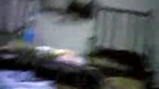 Ženska leži na kavču