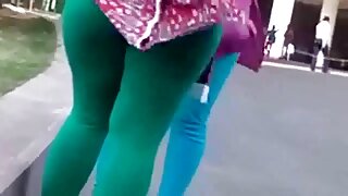 Ženska odpre svojo muco