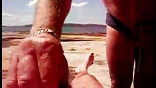 Velika rit ženska sedi najstniškemu obrazu