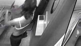 Ženska z velikimi prsi zajebana na ulici