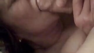 Zrela z veliko rit sedi v naročju