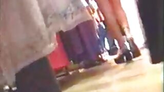 Ženska v očalih liže