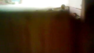 Žensko je naslonila na mizo