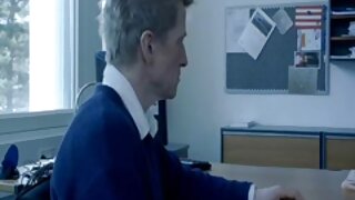 Ona vzame svojo blondinko v naročje in zanič