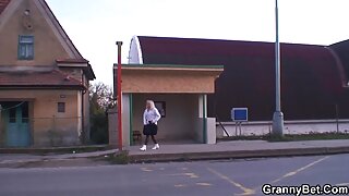 Zrela fitonyakha je med trenki slepo zajebala plašnega reveža