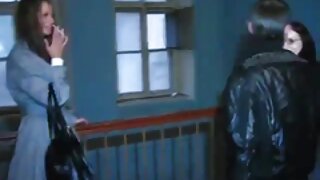 Vitka bogata mamica Naomi Woods se je predala blagajni v garderobi trgovine