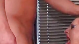 Moški obleče ženske z podvezico