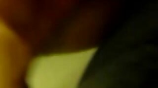 Peta Jensen je sesala svojo muco, ne da bi opazila, kako je zvit moški vrgel njenega tiča na Fang