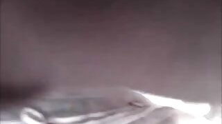 Ubogi pisarniški fant mora delati mimo svojega šefa