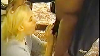 Ženska z velikimi prsi je z užitkom lizala