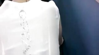 Kurba v mrežastih nogavicah